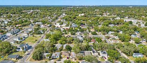 Un barrio residencial con casas, calles y áreas verdes.