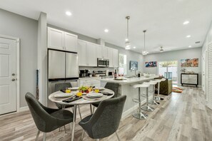 Fridge, microwave, oven, stovetop - Chic Retreat-Stunning Design Cozy Fire Pit Escape! (Tampa)