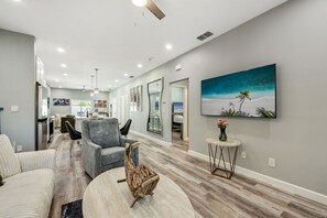 Smart TV, books - Chic Retreat-Stunning Design Cozy Fire Pit Escape! (Tampa)