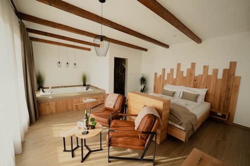 Deluxe Suite | Minibar, laptop workspace, soundproofing, free WiFi