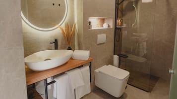 Separate bathtub and shower, jetted bath, rainfall showerhead