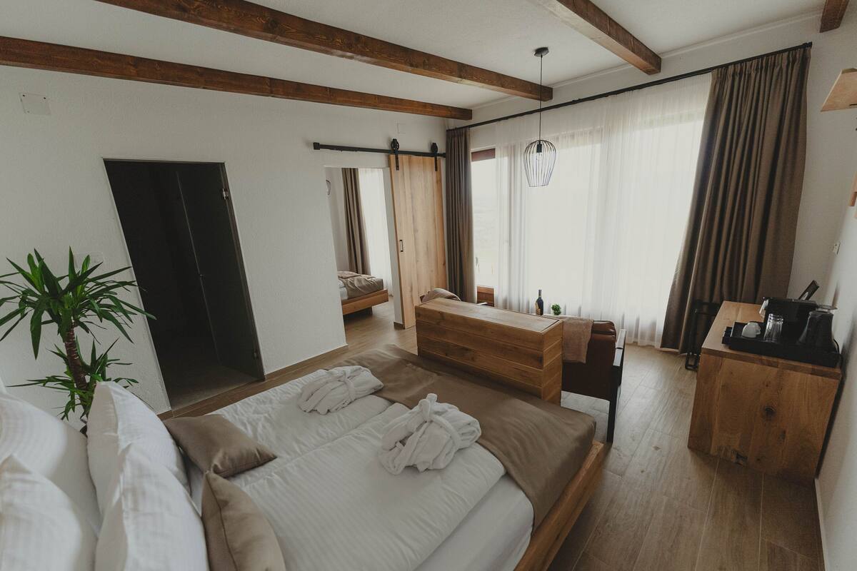 Phòng Suite dành cho gia đình | Minibar, khu vực làm việc phù hợp cho laptop, phòng cách âm 