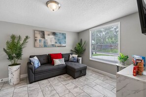 Smart TV, books, stereo - Chic Tranquility: Experience the Stunning Tampa Retreat (Tampa)