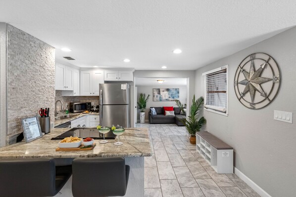 Fridge, microwave, oven, stovetop - Chic Tranquility: Experience the Stunning Tampa Retreat (Tampa)