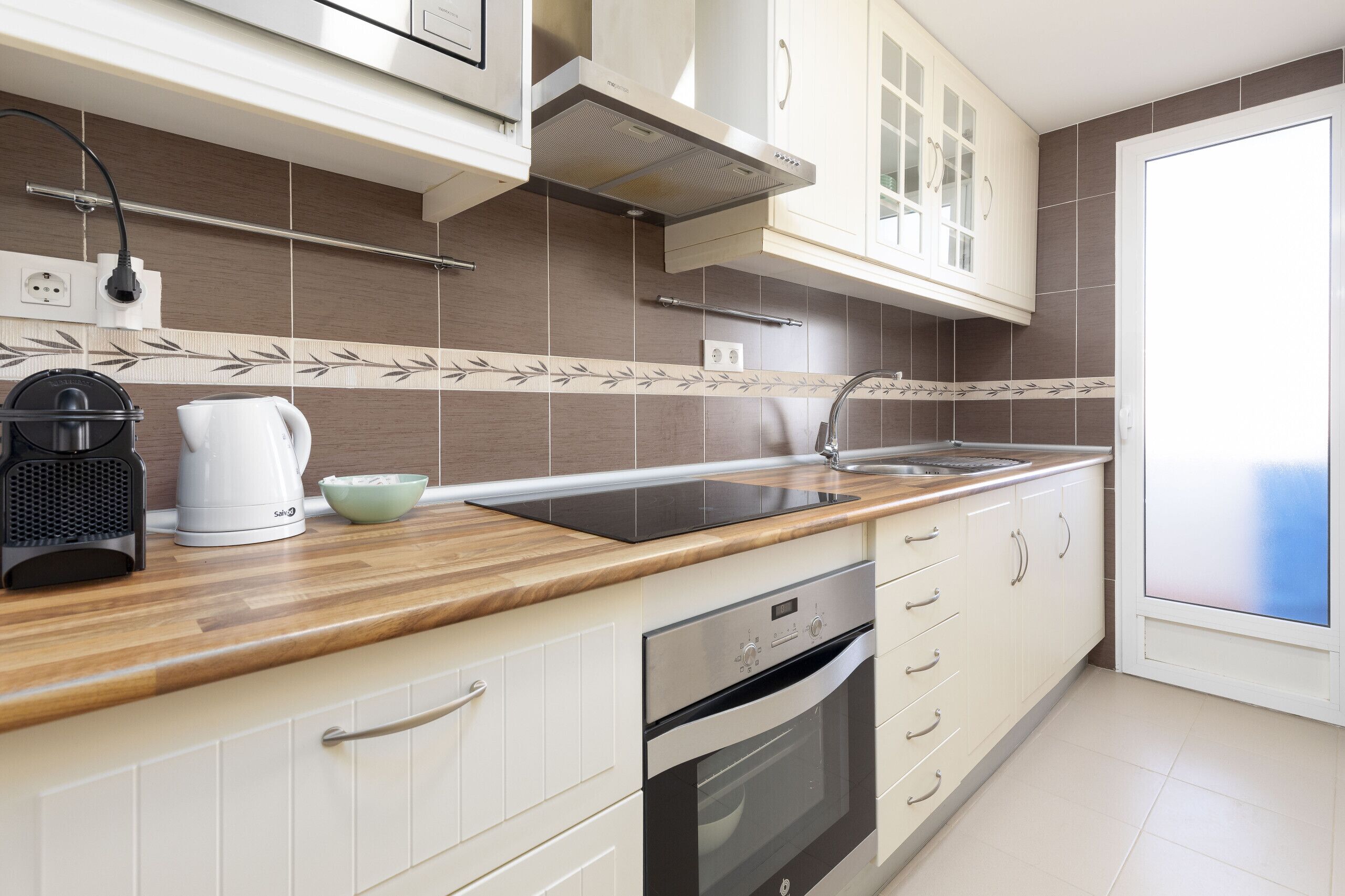 Frigorífico, microondas, horno y placa de cocina