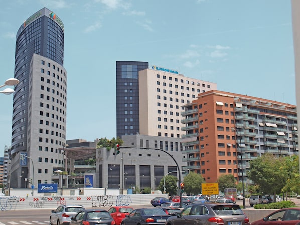 Eine Stadtansicht mit modernen Gebäuden, darunter das Hotel ILUNION Hotels.