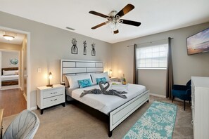 4 soverom, skrivebord, strykejern/-brett og reiseseng for barn