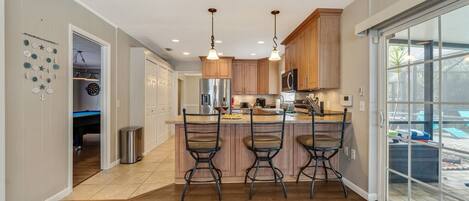 Jääkaappi, mikroaaltouuni, uuni, liesi