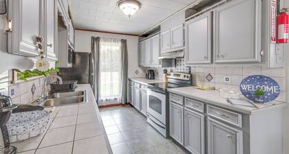 9 Mi to Water Park: Silver Creek Gem w/ Fireplace!