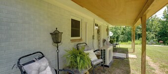 9 Mi to Water Park: Silver Creek Gem w/ Fireplace!