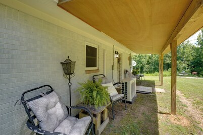 9 Mi to Water Park: Silver Creek Gem w/ Fireplace!