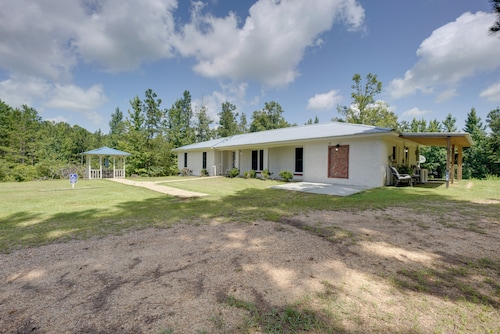 9 Mi to Water Park: Silver Creek Gem w/ Fireplace!