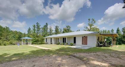 9 Mi to Water Park: Silver Creek Gem w/ Fireplace!