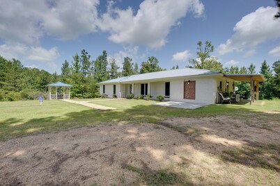 9 Mi to Water Park: Silver Creek Gem w/ Fireplace!