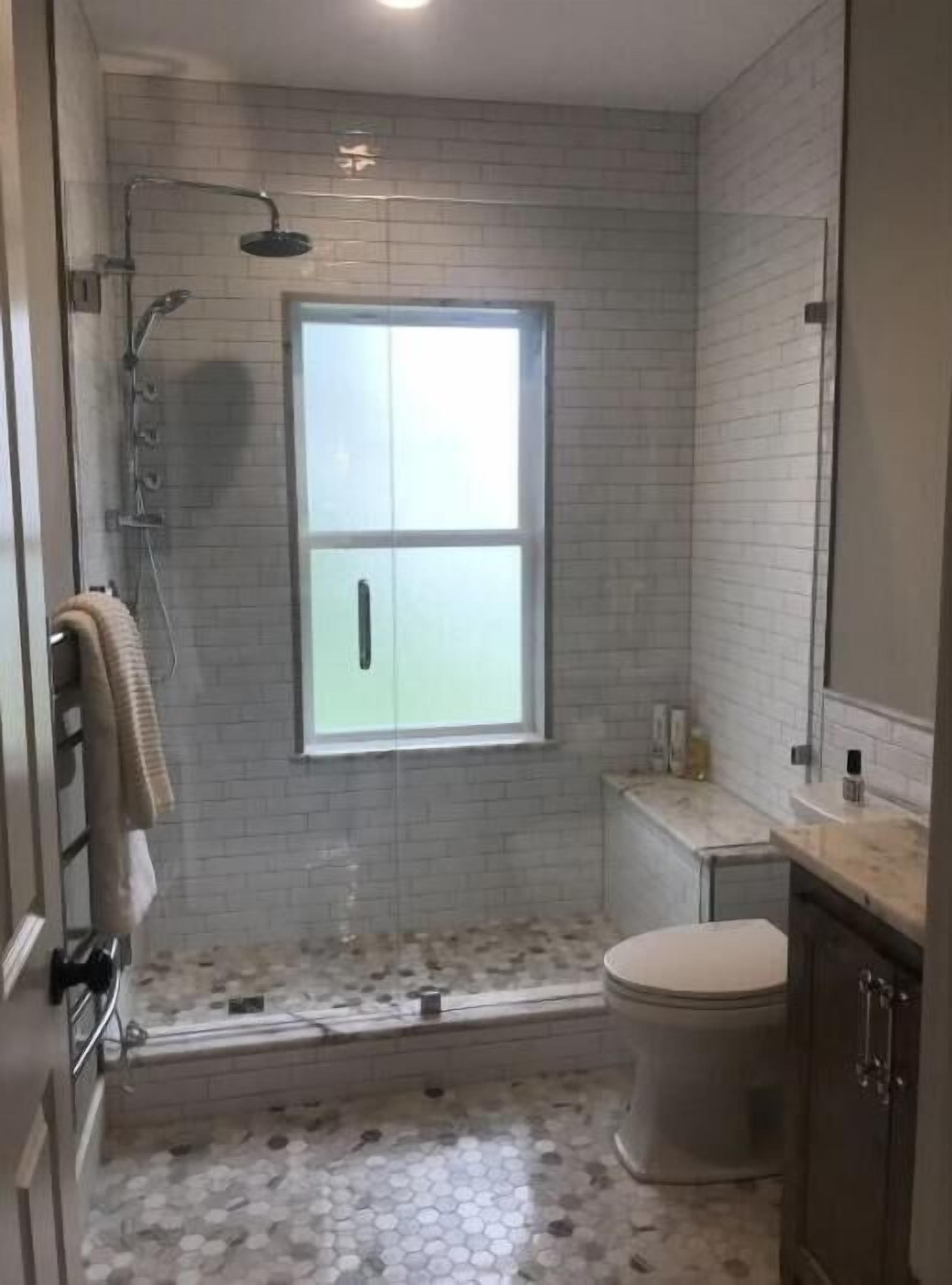 Een douche, een haardroger, handdoeken, zeep