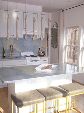 Een koelkast, een magnetron, een oven, een kookplaat