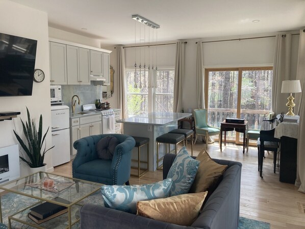 Een smart-tv en een open haard