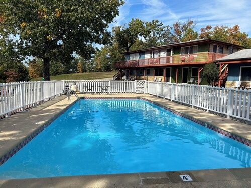 First floor Queen Pool View