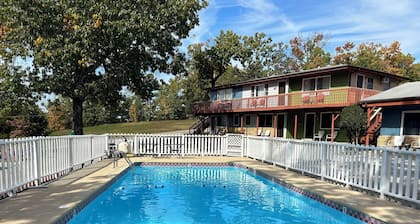 First floor Queen Pool View