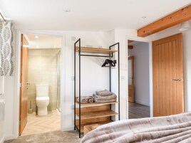 2 quartos, individualmente decorados, individualmente mobiliados