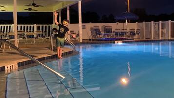 Alberca al aire libre y alberca climatizada