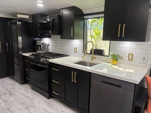 冰箱、微波炉、烤箱、炉灶