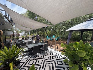 Outdoor dining - Luxury Tiny by Tiny Hamptons - Chef’s Kitchen (Clermont)