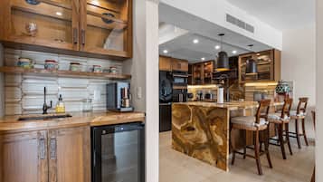Departamento | Cocina privada | Refrigerador con congelador, microondas, horno y lavavajillas
