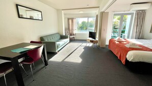 Desk, laptop workspace, iron/ironing board, WiFi (free) - City Towers Apartments  (Auckland)