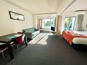 デスク、ノートパソコン用作業スペース、アイロン / アイロン台、WiFi (無料)