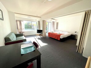 Desk, laptop workspace, iron/ironing board, free WiFi - City Towers Apartments  (Auckland)