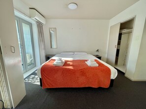 Desk, laptop workspace, iron/ironing board, free WiFi - City Towers Apartments  (Auckland)