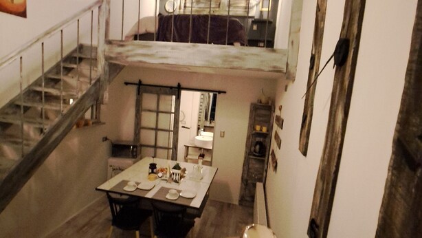 Un intérieur à plusieurs niveaux comprenant un escalier, un coin repas et un vélo.
