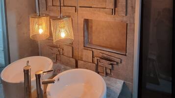 吹风机、毛巾、肥皂、洗发水