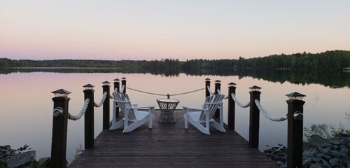 Cozy Lakeside Cottage