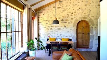 Baby-foot, table de tennis de table, livres, chaĂźne hi-fi