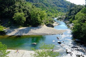 Sun loungers - Mas Mialou - L'atelier met Zwembad, Rustig Gelegen op 5 min Lopen van het Dorp (Saint-Jean-du-Gard)
