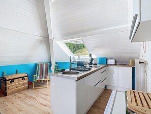 Kylskåp, mikrovågsugn, spishäll och kaffe- och tebryggare