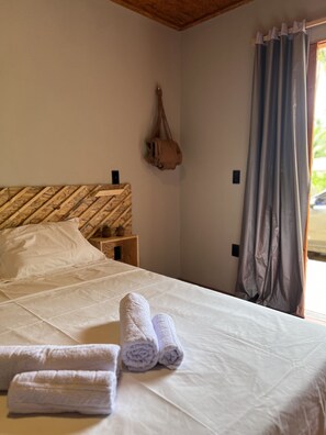 مكتب ومساحة عمل للكمبيوتر المحمول وستائر تعتيم وواي فاي مجانًا