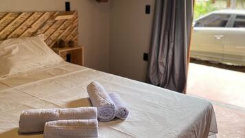 Quarto casal standard | Escrivaninha, espaço de trabalho para notebook, cortinas blackout