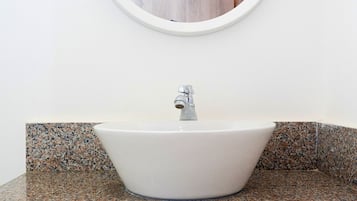 Standard Triple Room | Bathroom