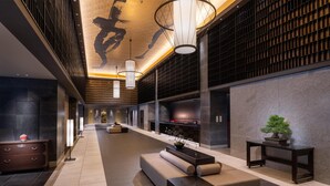 En moderne lobby med en lang gang, siddepladser og en reception.