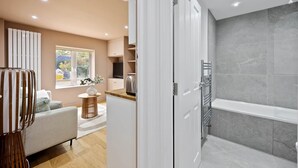 Une salle de bain moderne avec une baignoire et une douche.
