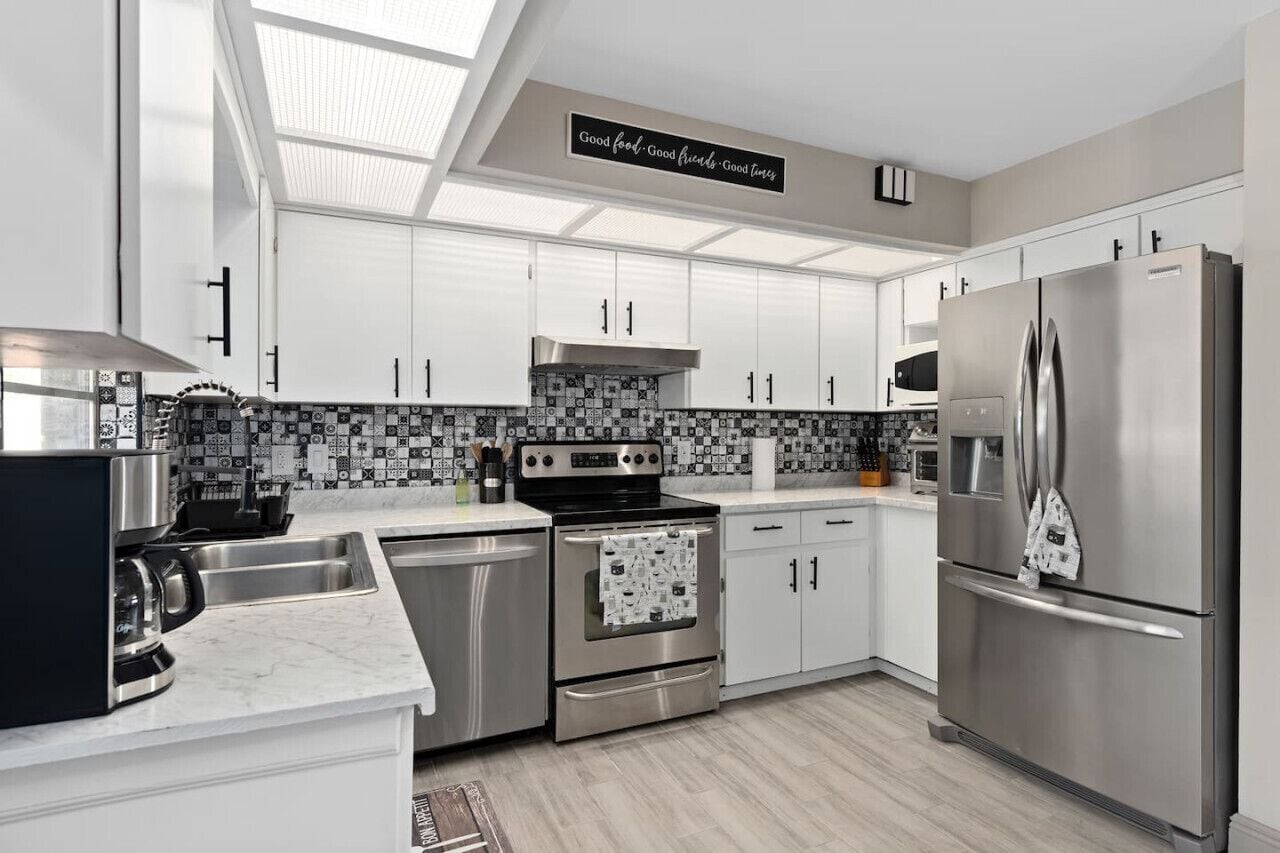 Réfrigérateur, micro-ondes, four, plaque de cuisson