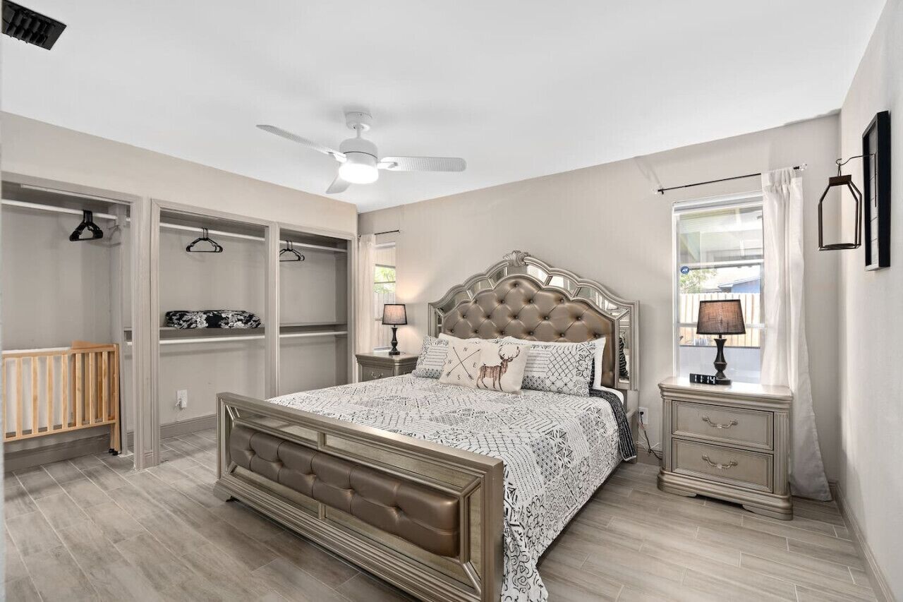 4 chambres, bureau, fer et planche à repasser, lit parapluie