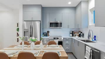 冰箱、微波炉、烤箱、炉灶