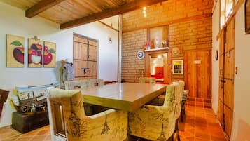Habitación Prestigio | Sala de estar | Televisión de pantalla plana de 30 pulgadas con canales digitales