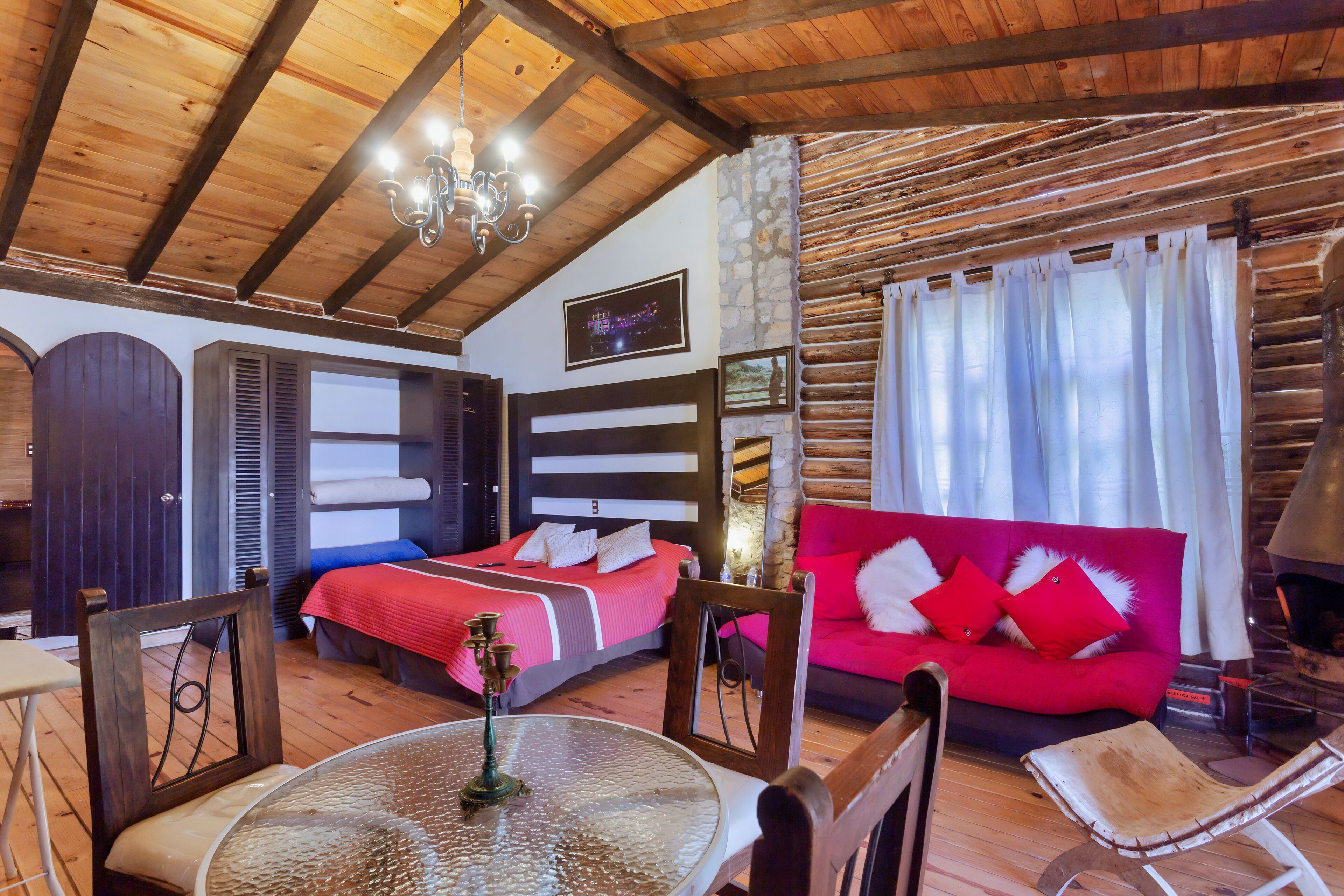 Cabaña superior | Ropa de cama hipoalergénica, escritorio, wifi gratis y ropa de cama 