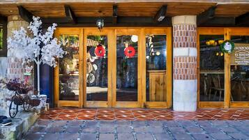 Vista frontal de la propiedad