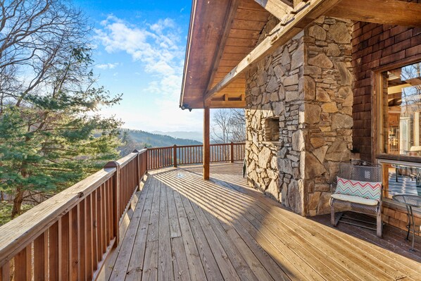 Terrace/patio - Big Mountain Vista Home in Asheville - Pets welcome! (Asheville)